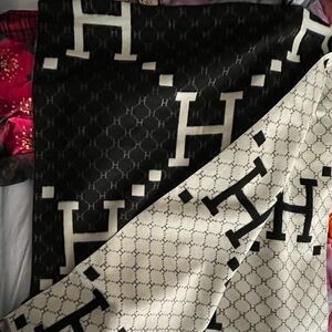 Black and White Extra large Reversible Scarf
Also Available in Orange and White.